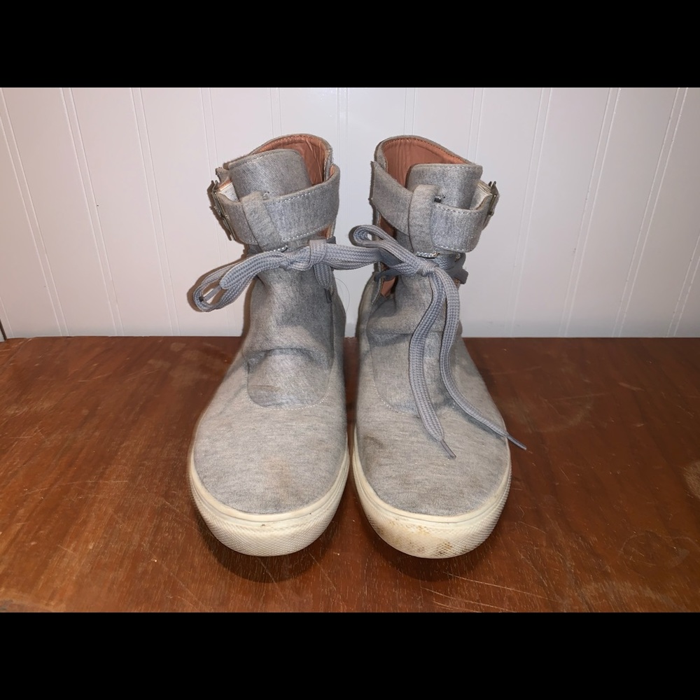 Sneaker boots